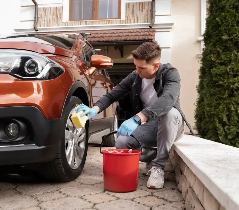 Lavage auto à domicile Saint-Clément-sur-Durance : professionnel intervenant sur un véhicule